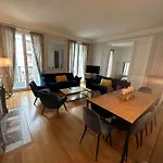 Avenue Des Champs-elysees : Luxe Parisien Daire *