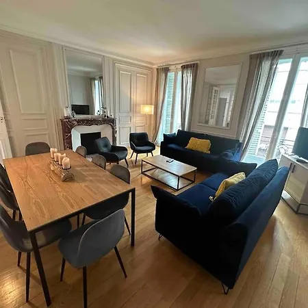 Avenue Des Champs-elysees : Luxe Parisien