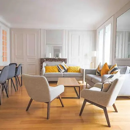Avenue Des Champs-elysees : Luxe Parisien Paris