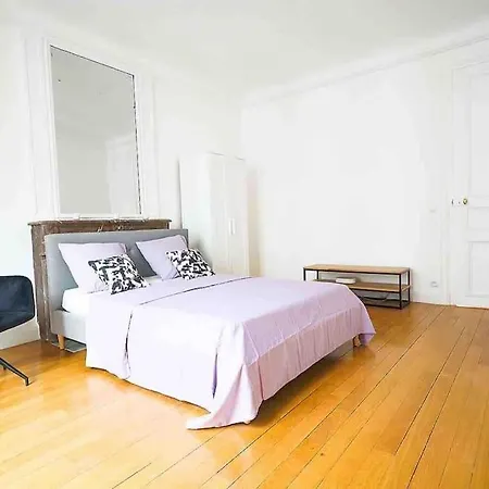 Avenue Des Champs-elysees : Luxe Parisien Daire