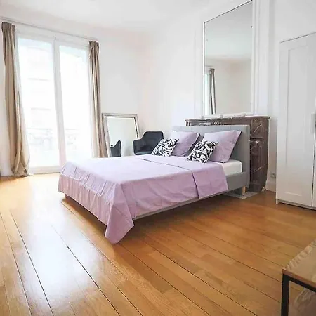Avenue Des Champs-elysees : Luxe Parisien Daire