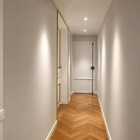 Avenue Des Champs-elysees : Luxe Parisien Apartment *