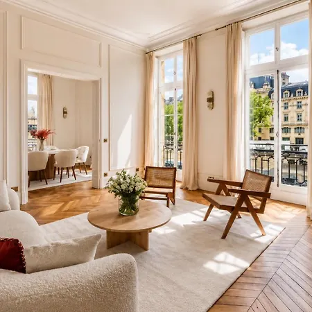 Avenue Des Champs-elysees : Luxe Parisien Apartment Paris
