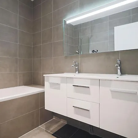 Avenue Des Champs-elysees : Luxe Parisien Apartment *