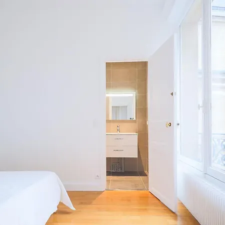 Avenue Des Champs-elysees : Luxe Parisien Apartment *